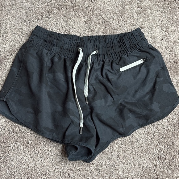 Vuori Clementine Short 2.0 black camo - Picture 2 of 3